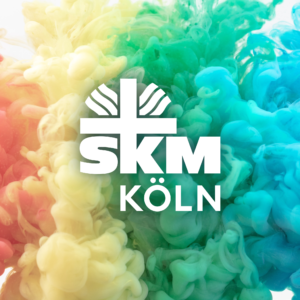 SKM Logo auf bunten Wolken